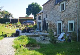 Au Gray du temps suspendu has Balcony rooms