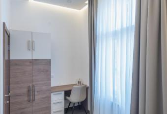 Vila Samokres sa bazenom has rooms with a private hot tub