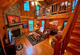 GYPSY ROAD - Privacy! Log Cabin with Hot Tub, WiFi, DirecTV and Arcade has Balcony rooms