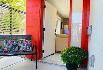 White House has Balcony rooms