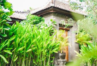 Giri Bhagawan Villas & Spa has rooms with a private hot tub