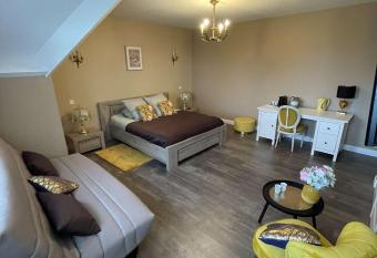 Domaine d Aveluy has rooms with a private hot tub