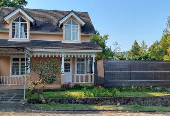 Vila Salam Puncak Nb4/01 has Balcony rooms