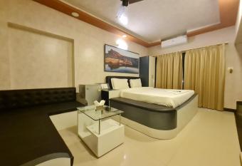 4 SEASONS SUITES JP Nagar has rooms with a private hot tub