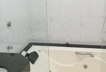 Cobertura em Cabo Frio com vista para o Mar e para o Canal do Itajuru has rooms with a private hot tub