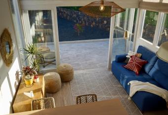 Siempre Feliz La Casita Escanfraga allows 18 year olds to book a room