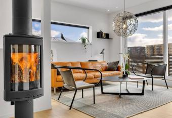 Kais sauna, jacuzzi, cinema and balcony house! Central location has rooms with a private hot tub