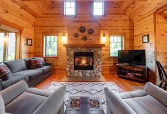 Wooded Bliss Riverfront Sanctuary on the Mckenzie has Balcony rooms