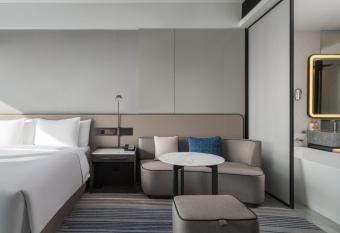 Crowne Plaza Xiamen Jimei Seaview, an IHG Hotel-Free Mini Bar has rooms with a private hot tub