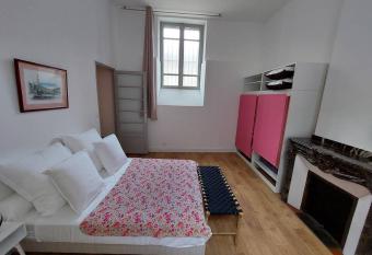 Les cl  matites has Balcony rooms