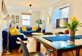 Sydney Wharf House has Balcony rooms