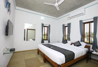 Hotel Du Palais - Auroville Beach has Balcony rooms
