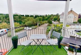 Orange Apartments Rubislaw Mansions has Balcony rooms