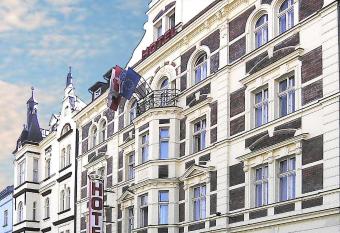 Hotel Victoria has rooms with a private hot tub