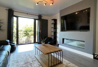 5 Lockside *Free private parking* *City centre* has Balcony rooms