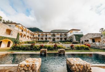 Los Mandarinos Boutique Hotel & Spa has rooms with a private hot tub