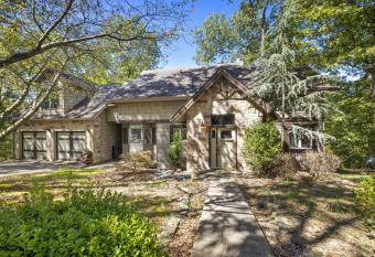 Lakewood Retreat - ON Beaver Lake - TONS Patio Living has Balcony rooms