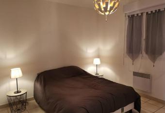 Appartement T3, proche centre village has Balcony rooms