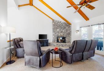 Bear Creek Escape has Balcony rooms