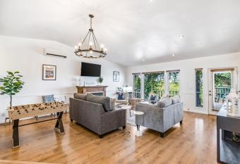 Lake View Getaway has Balcony rooms