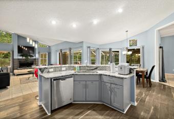 Modern Vacation Home w/ Heated Pool 10min to the Beach has rooms with a private hot tub