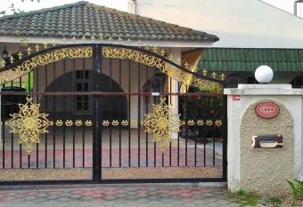 AbgZul Homestay allows 18 year olds to book a room