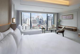 Aira Hotel Bangkok Sukhumvit 11 has rooms with a private hot tub