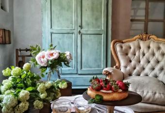 B&B CUCUT   allows 18 year olds to book a room