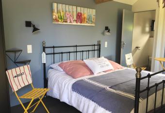 A La Biroch  re Chambre d h  tes class  e 3 cl  s et Accueil V  lo allows 18 year olds to book a room