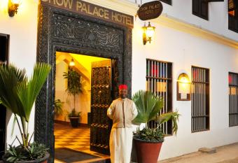 Dhow Palace Hotel has Balcony rooms