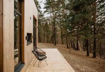 Bir  tonas Tiny Hemp House has Balcony rooms