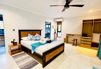 Le Port Guest House has Balcony rooms