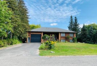 Luxury Lakefront 3-Bedroom Cottage with Great Outdoor Space and Private Dock allows 18 year olds to book a room