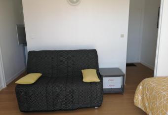 Studio zen avec parking has Balcony rooms