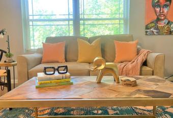 **Min frm Dwntwn Fort Worth*Modern*Cozy*Townhome** allows 18 year olds to book a room