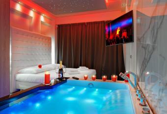 Hotel Aura Design & Garden Pool has rooms with a private hot tub