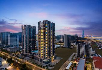 Somerset Southbay Zhuhai allows 18 year olds to book a room