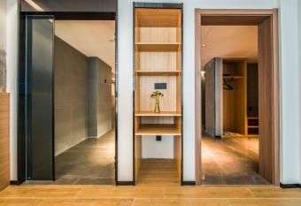 Naya Hotel Baiyun Airport has rooms with a private hot tub