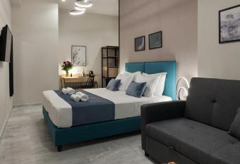 Trendy Hotel by Athens Prime Hotels has rooms with a private hot tub