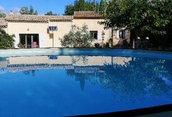 LE CABANON allows 18 year olds to book a room