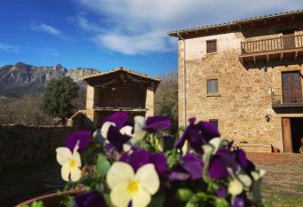 Can Riera Joanetes allows 18 year olds to book a room