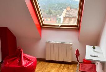 Acogedor apartamento   tico en el centro de O Porri  o has Balcony rooms