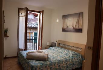 La Fata del lago allows 18 year olds to book a room