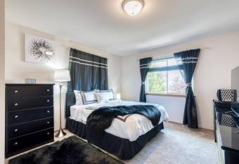 PARADISE VILLA: Central AC, fenced, hot tub has rooms with a private hot tub