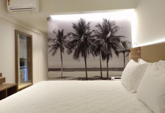 Rio Hotel by Bourbon Maring   allows 18 year olds to book a room