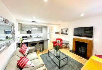 Prime Edinburgh New Town. Newly reno d cosy nest has Balcony rooms