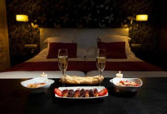 La casa del colibr   allows 18 year olds to book a room