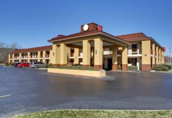 econo lodge allows 18 year olds to book a room