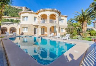 Villa Cucarres has Balcony rooms