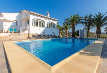 Villa Rosa has Balcony rooms